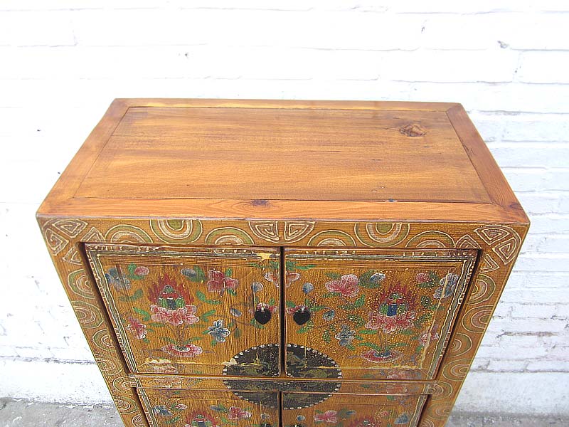 Halbhohe Asia Kommode antikgelber Korpus bunt bemalte Pinie