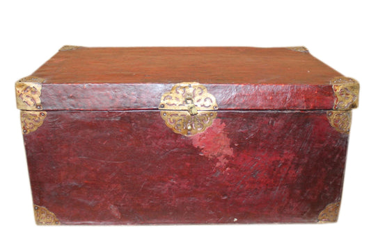 Tibet 1930 seltene Truhe Holz mit Büffelleder bezogen Messingbeschläge