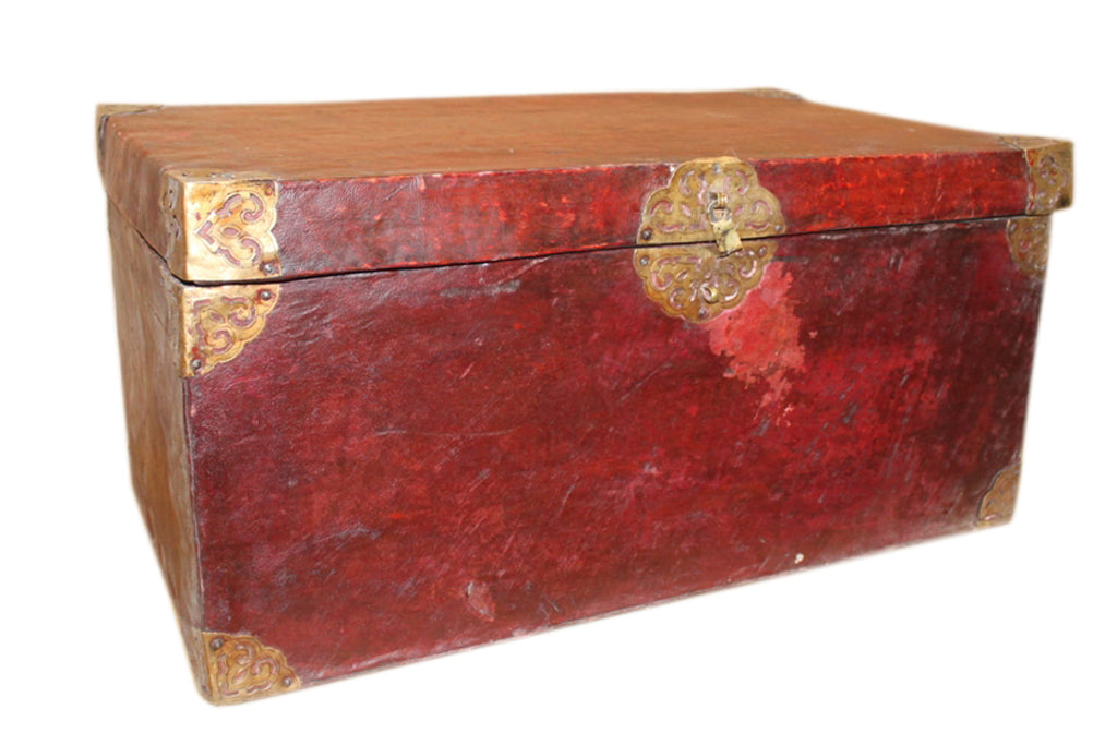 Tibet 1930 seltene Truhe Holz mit Büffelleder bezogen Messingbeschläge