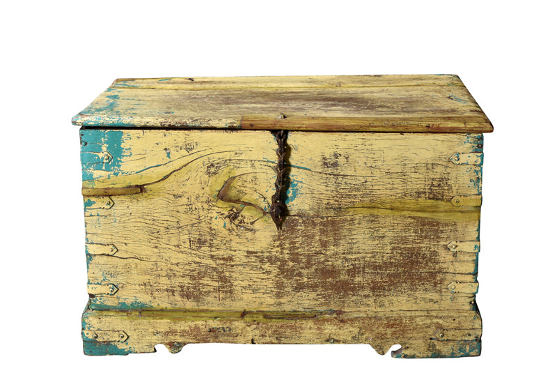 India typische rustikale Truhe hell lackiert Abnutzungsspuren Rajasthan 80 Jahre alt