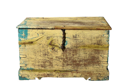 India typische rustikale Truhe hell lackiert Abnutzungsspuren Rajasthan 80 Jahre alt