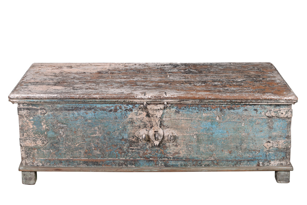 Indien mächtige dunkelpatinierte Truhe ideal auch als Couchtisch Rajasthan um 1920