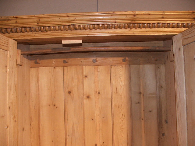 Weichholz Schrank zweitürig Ungarn Kaiserzeit rund 1890 Superpreis von Luxury Park