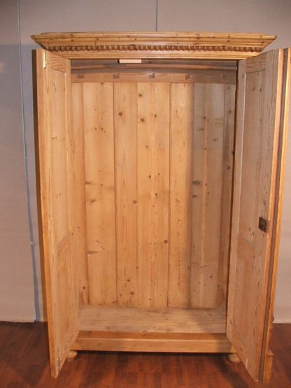 Weichholz Schrank zweitürig Ungarn Kaiserzeit rund 1890 Superpreis von Luxury Park