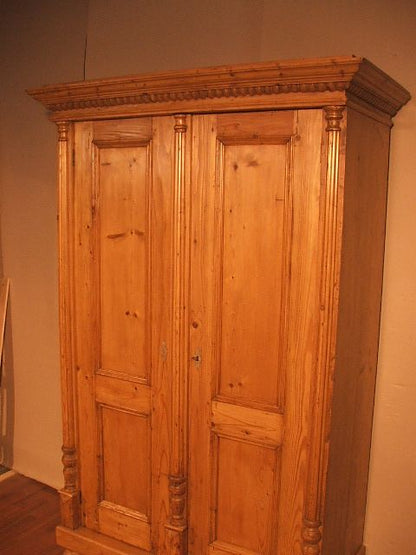 Weichholz Schrank zweitürig Ungarn Kaiserzeit rund 1890 Superpreis von Luxury Park