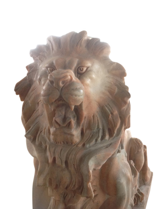 Löwe Marmor aus dem vollen Stein gehauen.Luxury Park