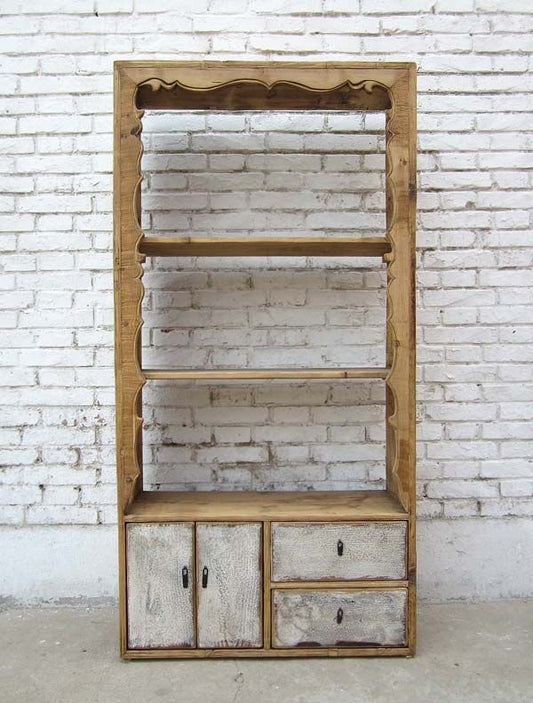 China 1950 Regal mit geschlossenem Fußteil und einem Hauch shabby chic