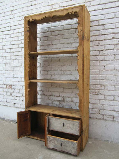 China 1950 Regal mit geschlossenem Fußteil und einem Hauch shabby chic