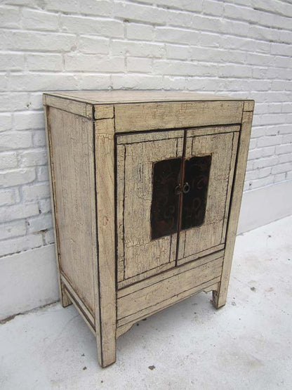 China  Shabby chic kleine Kommoden Nachtschrank Doppeltüre Ulme massiver Metallbeschlag von Luxury-Park