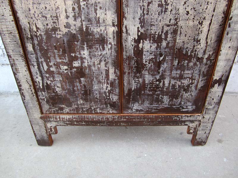 Chinesischer Hochzeitsschrank shabby chic Pinie antikweiß mit Metallbeschlag