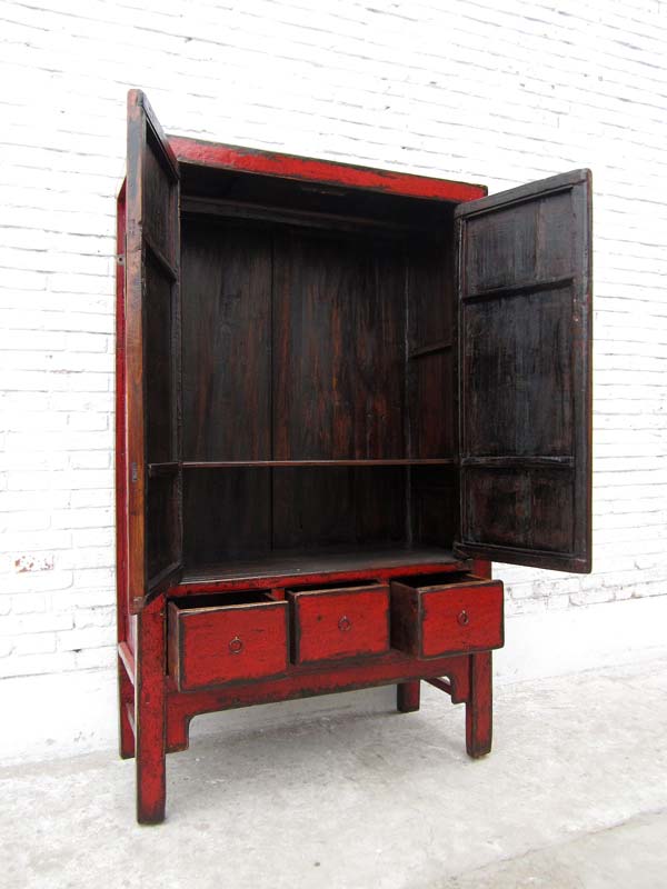 Traditioneller Chinesischer Hochzeitsschrank rot Shanxi 1860 aus dunkles Ulmenholz mit Metallbeschläge