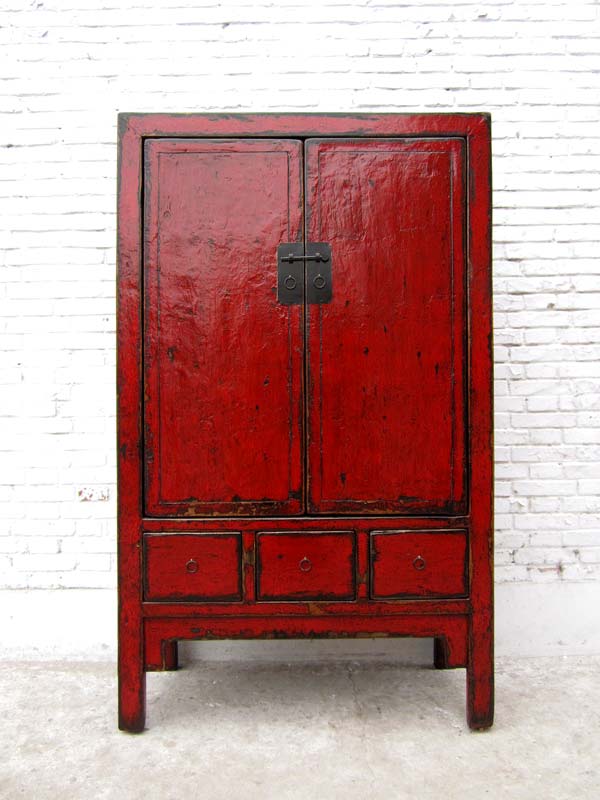 Traditioneller Chinesischer Hochzeitsschrank rot Shanxi 1860 aus dunkles Ulmenholz mit Metallbeschläge