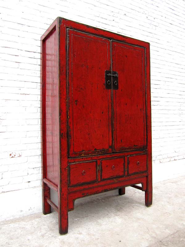 Traditioneller Chinesischer Hochzeitsschrank rot Shanxi 1860 aus dunkles Ulmenholz mit Metallbeschläge
