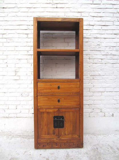 China Tibet  Regal mit geschlossenem Fußteil und einem Hauch shabby chic