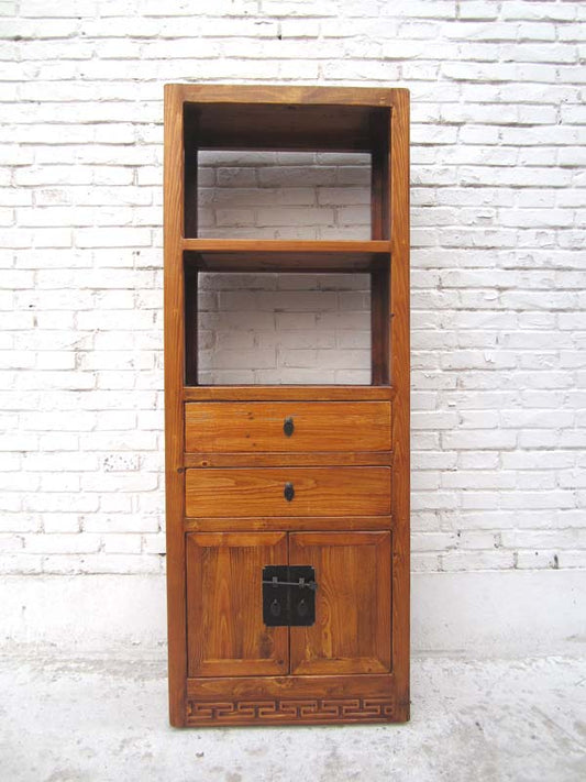 China Tibet  Regal mit geschlossenem Fußteil und einem Hauch shabby chic