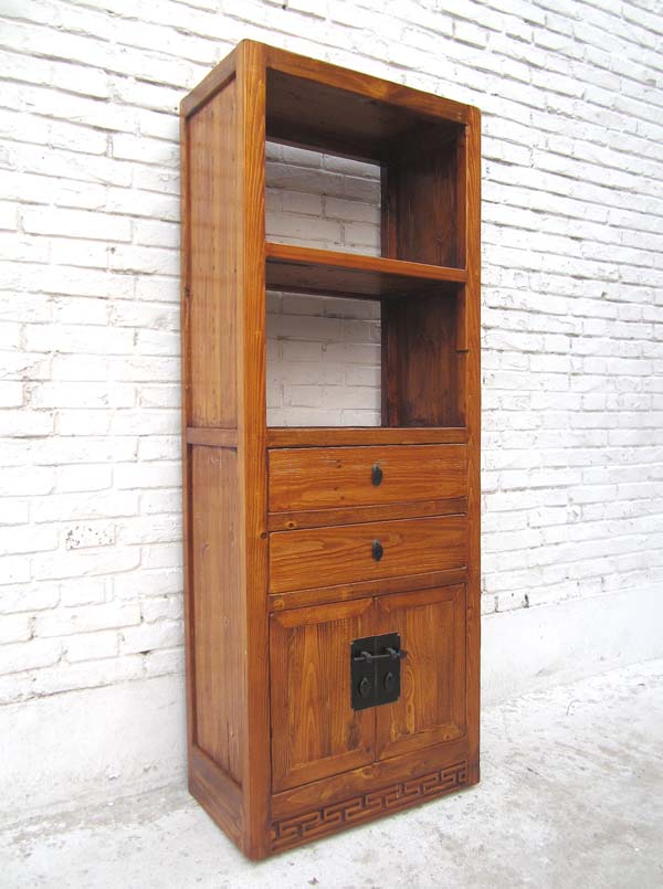 China Tibet  Regal mit geschlossenem Fußteil und einem Hauch shabby chic