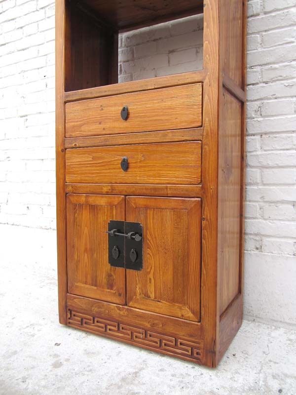 China Tibet  Regal mit geschlossenem Fußteil und einem Hauch shabby chic