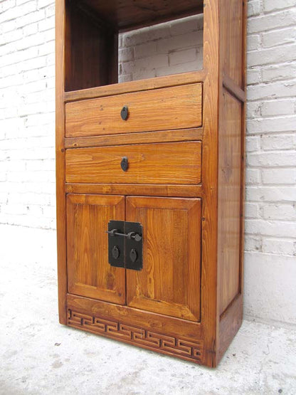 China Tibet  Regal mit geschlossenem Fußteil und einem Hauch shabby chic