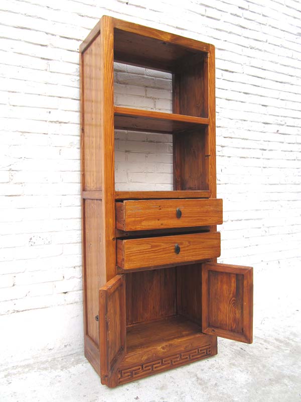 China Tibet  Regal mit geschlossenem Fußteil und einem Hauch shabby chic