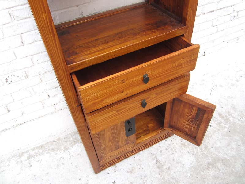 China Tibet  Regal mit geschlossenem Fußteil und einem Hauch shabby chic
