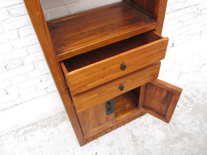 China Tibet  Regal mit geschlossenem Fußteil und einem Hauch shabby chic