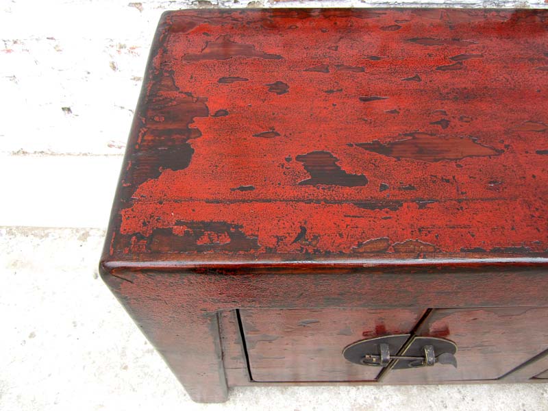 China Kommode Kolonialstil dunkelbraun lackierte Pinie mit  vintage Patina