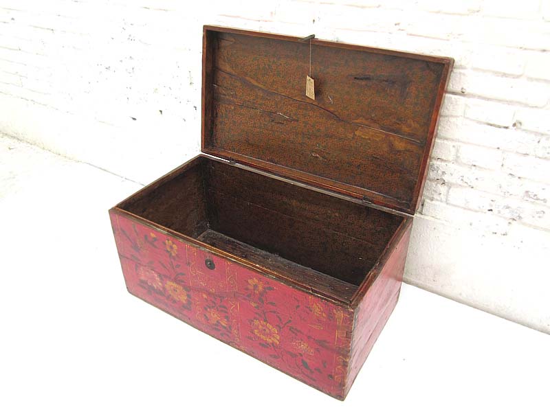 China Mongolei 1890 edle antike Hochzeitstruhe rot lackierte Pinie mit feiner floraler Bemalung von Luxury-Park