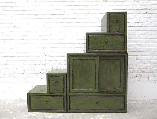 China große Treppen Kommode vintage gruen shabby chic Abnutzungsspuren viele Schubladen beidseitig aufstellbar von Luxury Park