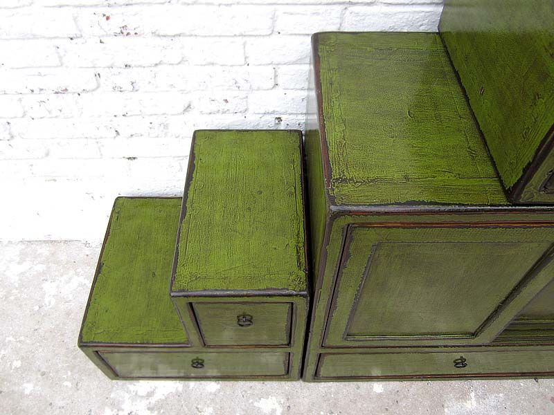 China große Treppen Kommode vintage gruen shabby chic Abnutzungsspuren viele Schubladen beidseitig aufstellbar von Luxury Park