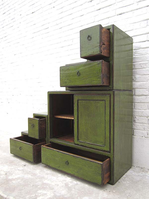 China große Treppen Kommode vintage gruen shabby chic Abnutzungsspuren viele Schubladen beidseitig aufstellbar von Luxury Park