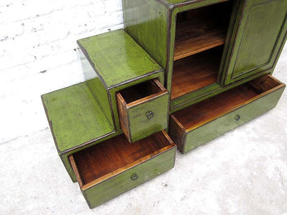 China große Treppen Kommode vintage gruen shabby chic Abnutzungsspuren viele Schubladen beidseitig aufstellbar von Luxury Park