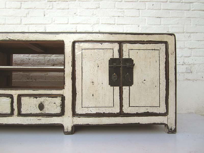 China Lowboard flache Anrichte für TV Bildschirm weiß lackierte Pinie Metallbeschläge von Luxury Park