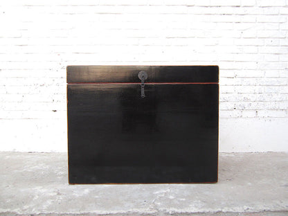 Katzenklosett China Truhe Kolonial Stil schwarzer Lack Metallbeschlag von Luxury Park