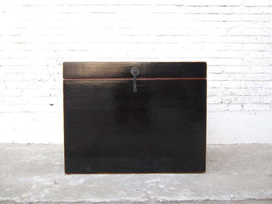 Katzenklosett China Truhe Kolonial Stil schwarzer Lack Metallbeschlag von Luxury Park