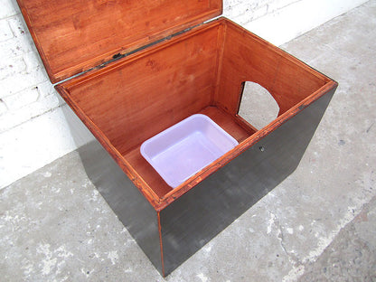 Katzenklosett China Truhe Kolonial Stil schwarzer Lack Metallbeschlag von Luxury Park