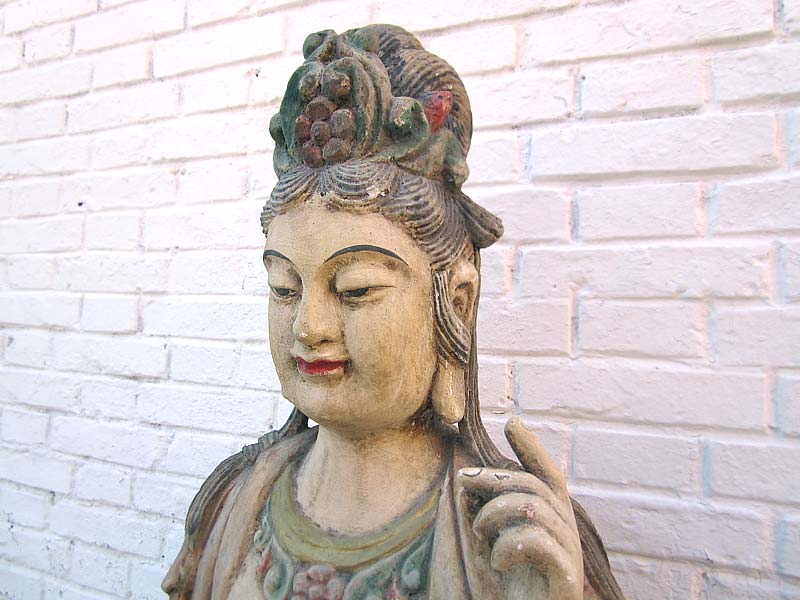 Guanyin sitzend Lebensgroße Skulptur Pappelholz bemalt China von Luxury Park