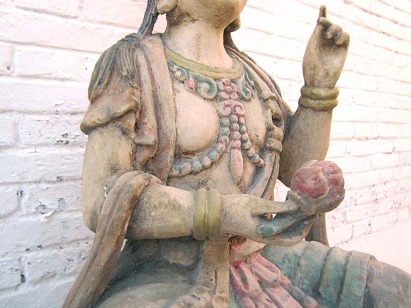 Guanyin sitzend Lebensgroße Skulptur Pappelholz bemalt China von Luxury Park
