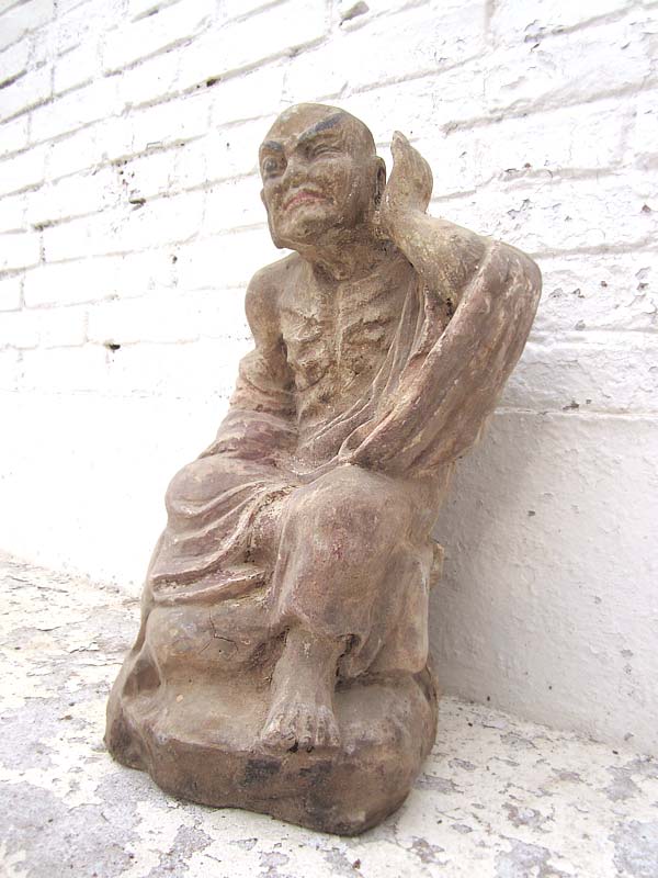 Skulptur der Lauschende Mönchsfigur buddhistisch Pappel rund 90 Jahre alt von Luxury Park