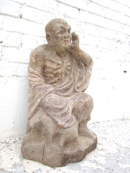 Skulptur der Lauschende Mönchsfigur buddhistisch Pappel rund 90 Jahre alt von Luxury Park