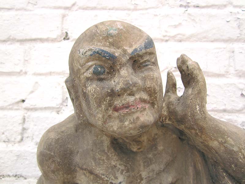 Skulptur der Lauschende Mönchsfigur buddhistisch Pappel rund 90 Jahre alt von Luxury Park