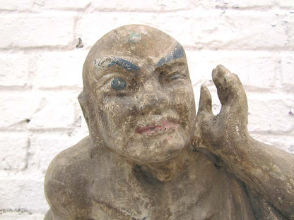 Skulptur der Lauschende Mönchsfigur buddhistisch Pappel rund 90 Jahre alt von Luxury Park