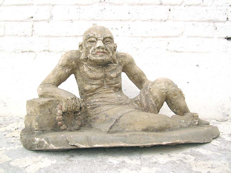 Skulptur Greis alter Mann Lazarus buddhistisch Pappel rund 80 Jahre alt von Luxury Park