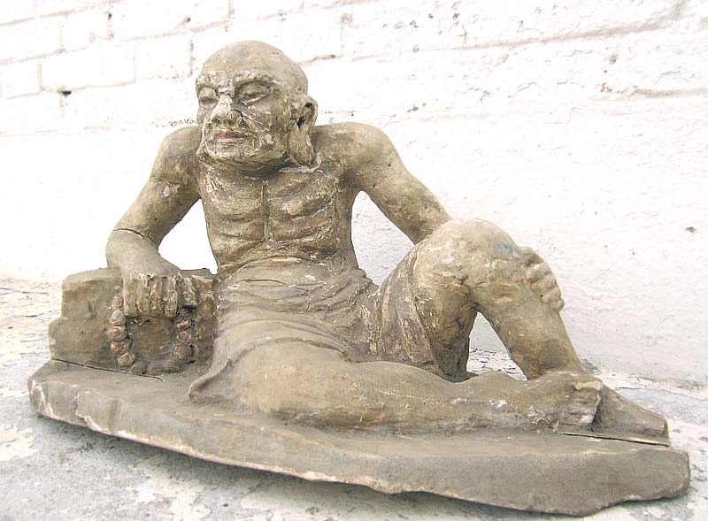 Skulptur Greis alter Mann Lazarus buddhistisch Pappel rund 80 Jahre alt von Luxury Park