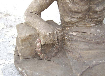 Skulptur Greis alter Mann Lazarus buddhistisch Pappel rund 80 Jahre alt von Luxury Park