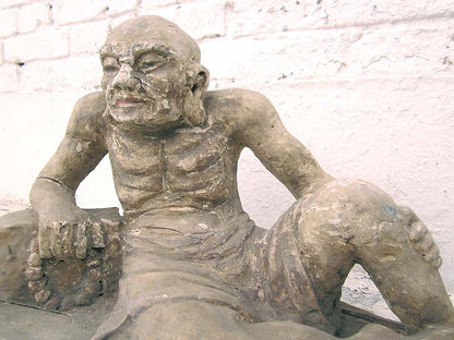 Skulptur Greis alter Mann Lazarus buddhistisch Pappel rund 80 Jahre alt von Luxury Park